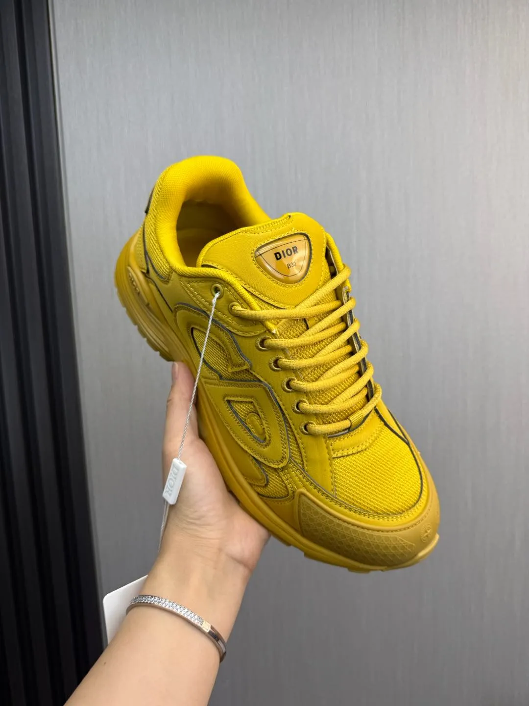 Men's men's shoes 💰740💰 D family Dior ~ New B30 couple 👫 low-top sneakers, the highest version on the market ✅ carefully made of gray mesh fabric and white technical fabric, decorated with reflective "CD30" graphic logo, and "DIO ~ B30" and "CD30" logos on the heel and tongue. An extra-light, sculpted rubber sole with signature accents adds style, while internal stretch details create ideal comfort. It can be matched with various casual styles to show the fashionable and modern sports style〰️ Size: 35-40 (customized at 40 for women) 39-45 (customized at 38.45 for men)